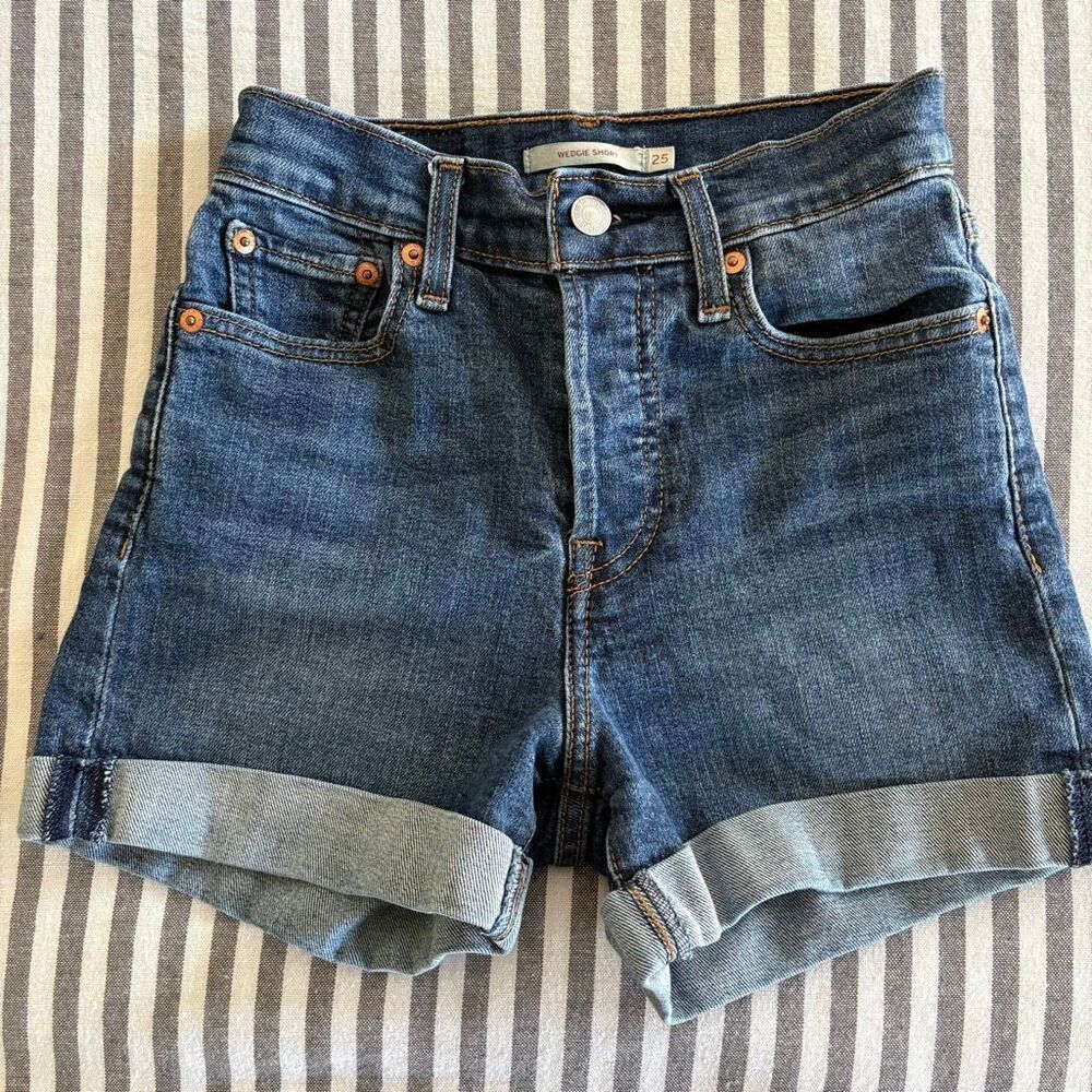 Levi’s Wedgie Shorts Size 25